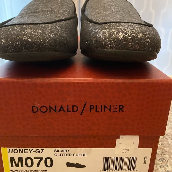 Brand New Womens Donald/Pliner Silver Glitter Suede shoes Size 7 - Picture 4 of 4